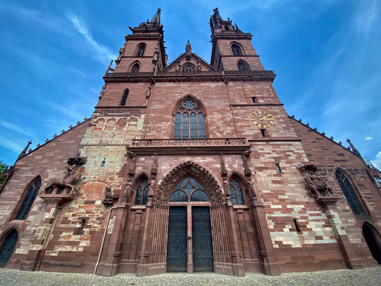 A wide-angle show of the front of the Basler Münster.