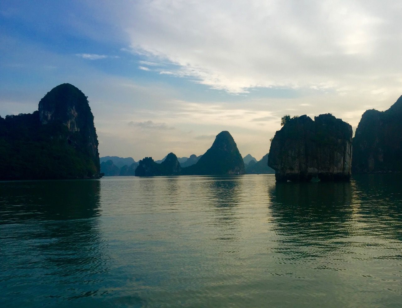 An island in Ha Long Bay recognizable because it is on the 200,000 VND bill.