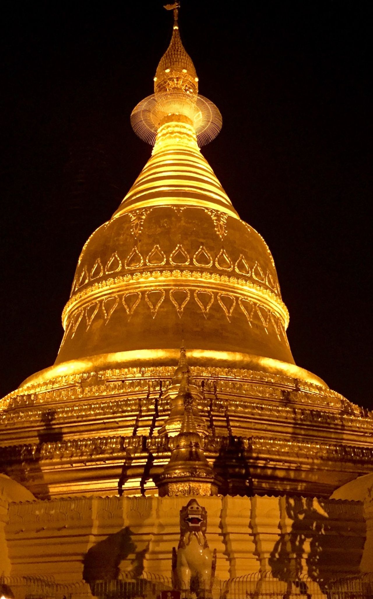 Maha Wizaya Pagoda lit up at night.